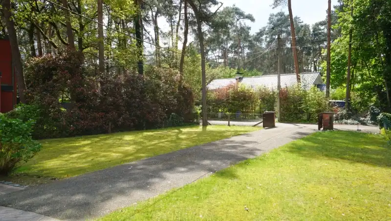 Zeer rustig en residentieel gelegen perceel van 10 are 81 ca met landhuis foto 4