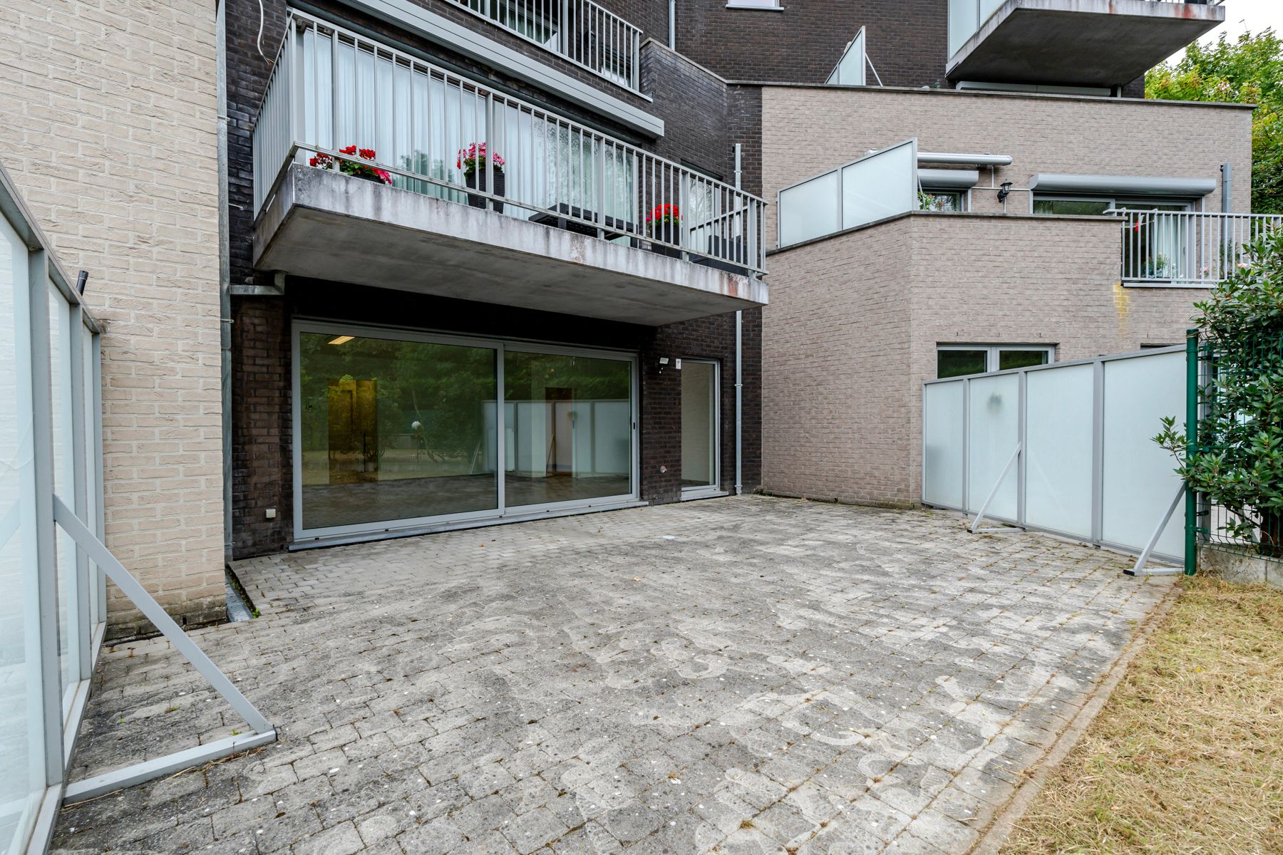 Instapklaar 2 slaapkamer appartement met grote tuin foto 8