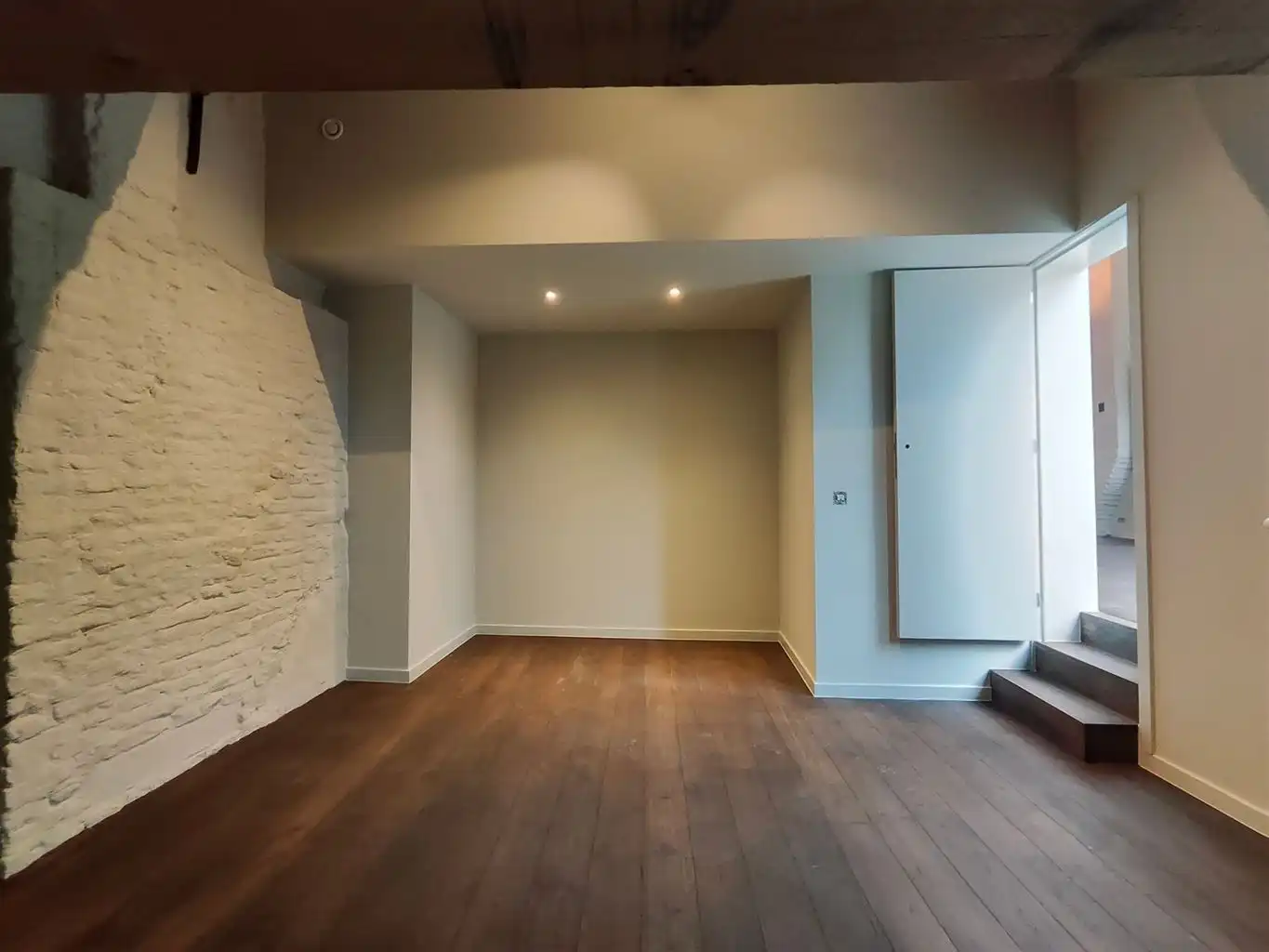 Luxe duplex loft op de tweede verdieping met 2(+1) slaapkamers, ruim terras en optioneel een staanplaats, gelegen in het centrum van Maaseik. foto 5