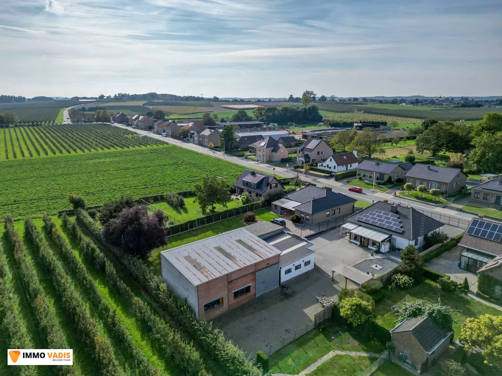 Te koop op lijfrente - Comfortabele villa met drie slaapkamers, twee garages en een magazijn. foto 33