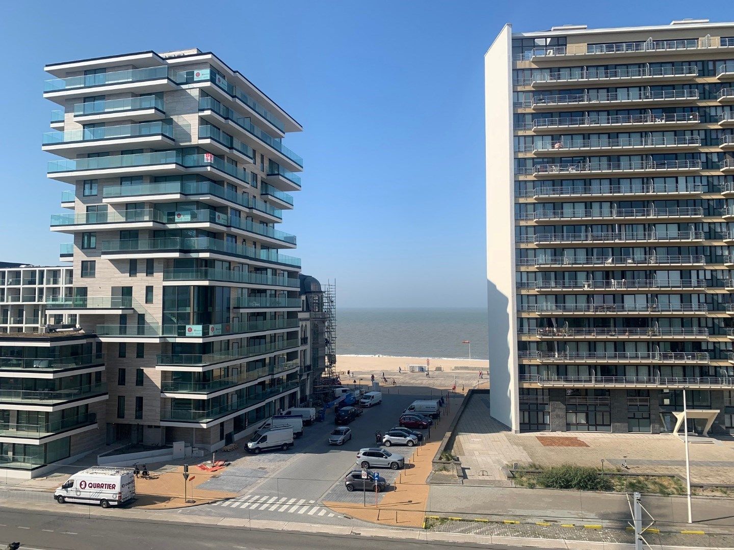   Volledig  gerenoveerde  studio  op de 5e verdieping  met open zicht op zee en groot terras! foto 2