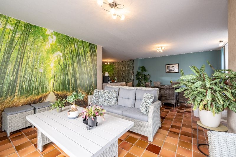 Woning met brede oprit en dubbele garage foto 6