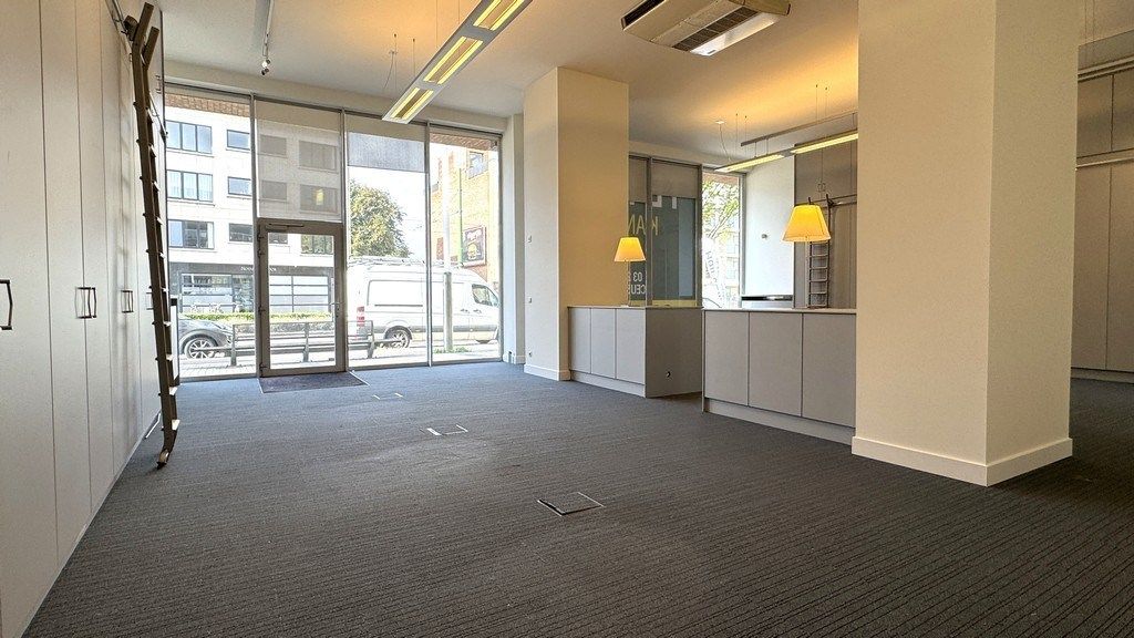 Commercieel gelijkvloers kantoor te huur nabij Singel te Berchem foto 2
