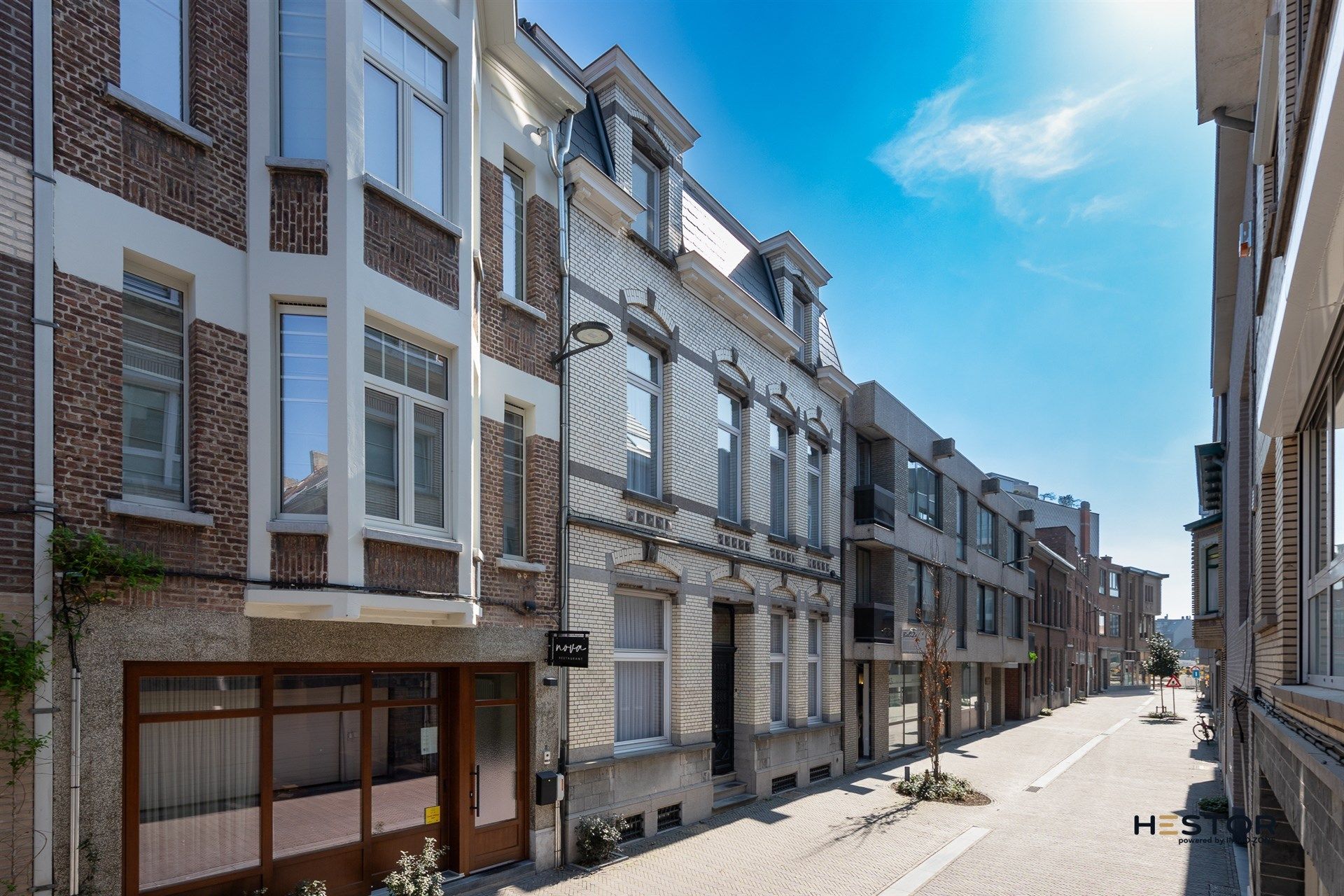 Hoofdfoto van de publicatie: Herenhuis met dubbele garage op steenworp van Grote Markt
