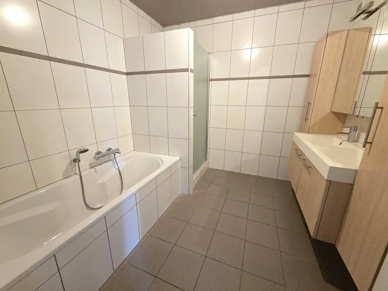 Zeer ruime gezinswoning te centrum Heist, 4 tot 5 slaapkamers met dubbele garage. foto 10