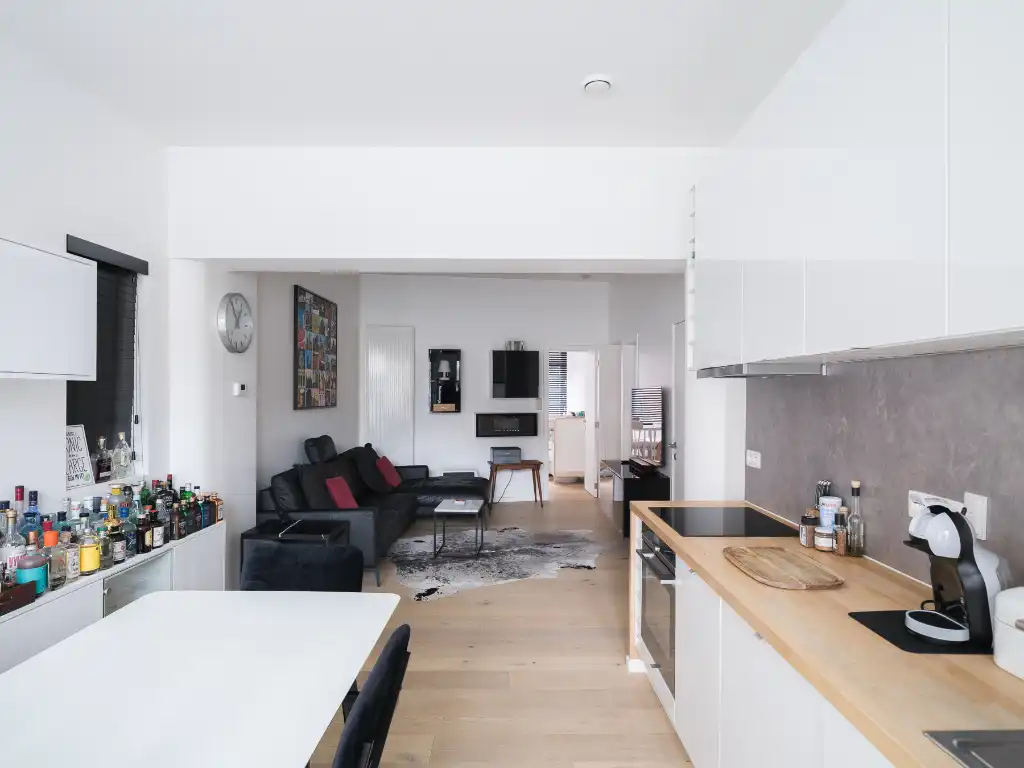 Instapklaar 2-slpk appartement met een ruim zonneterras en garage nabij de Coupure foto 5