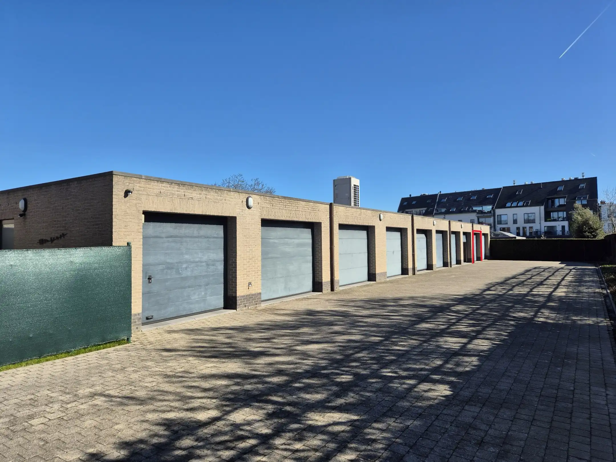 Goed gelegen, afgesloten garage. foto 2