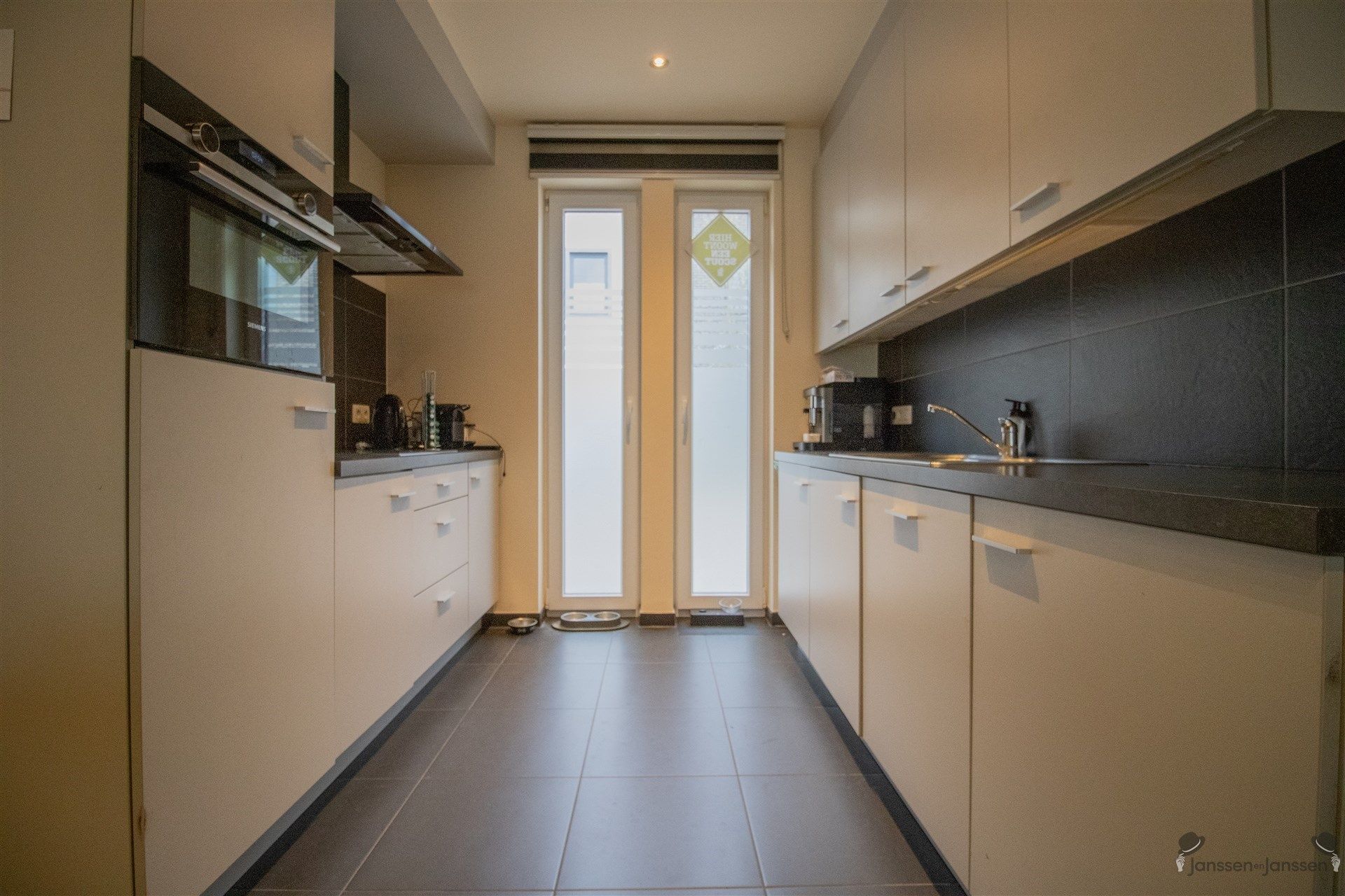 Rustig gelegen woning met 3 slaapkamers en inpandige garage op 223 m² foto 4