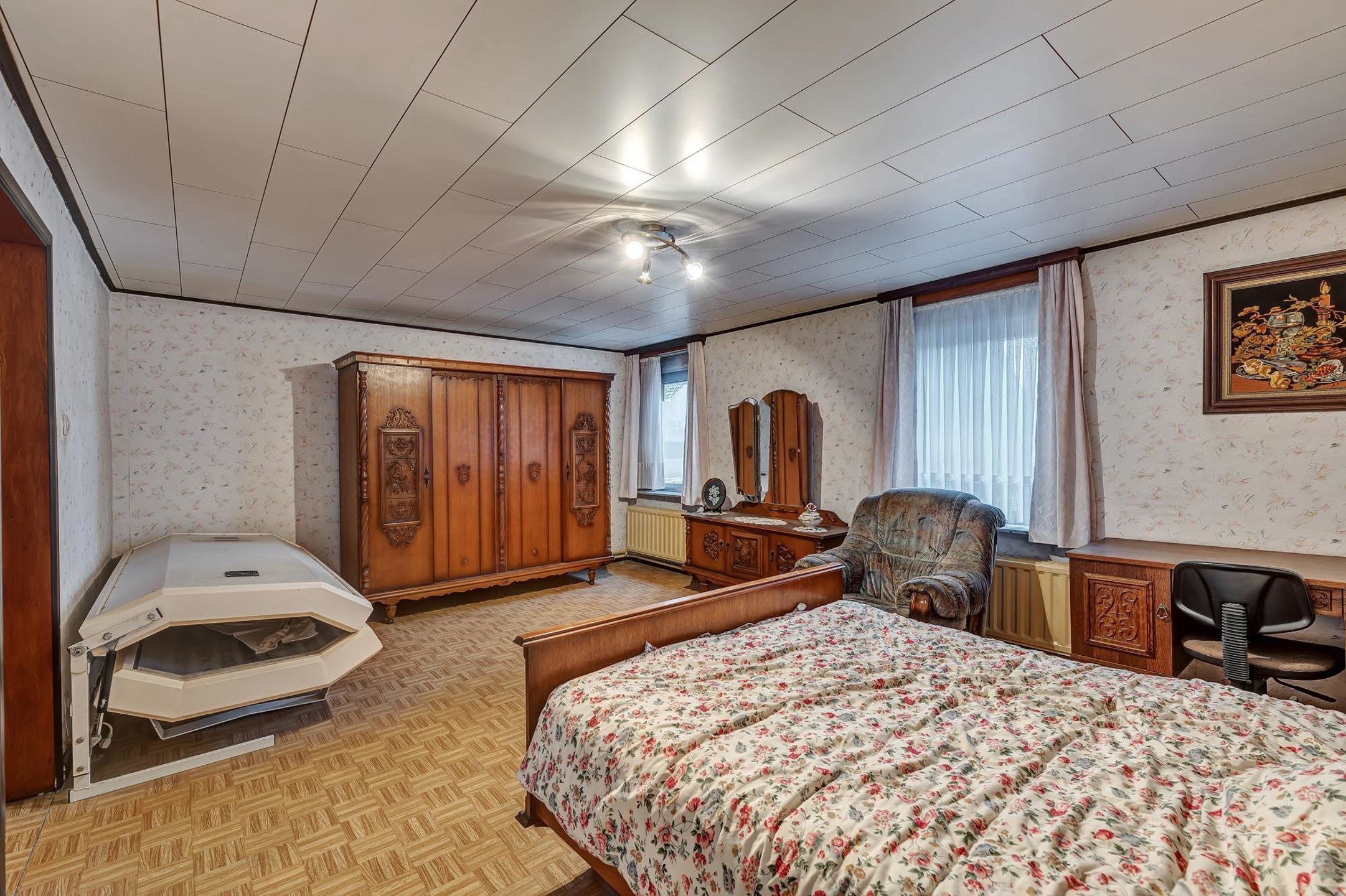 Ruime te renoveren woning met garage en veel potentieel foto 16