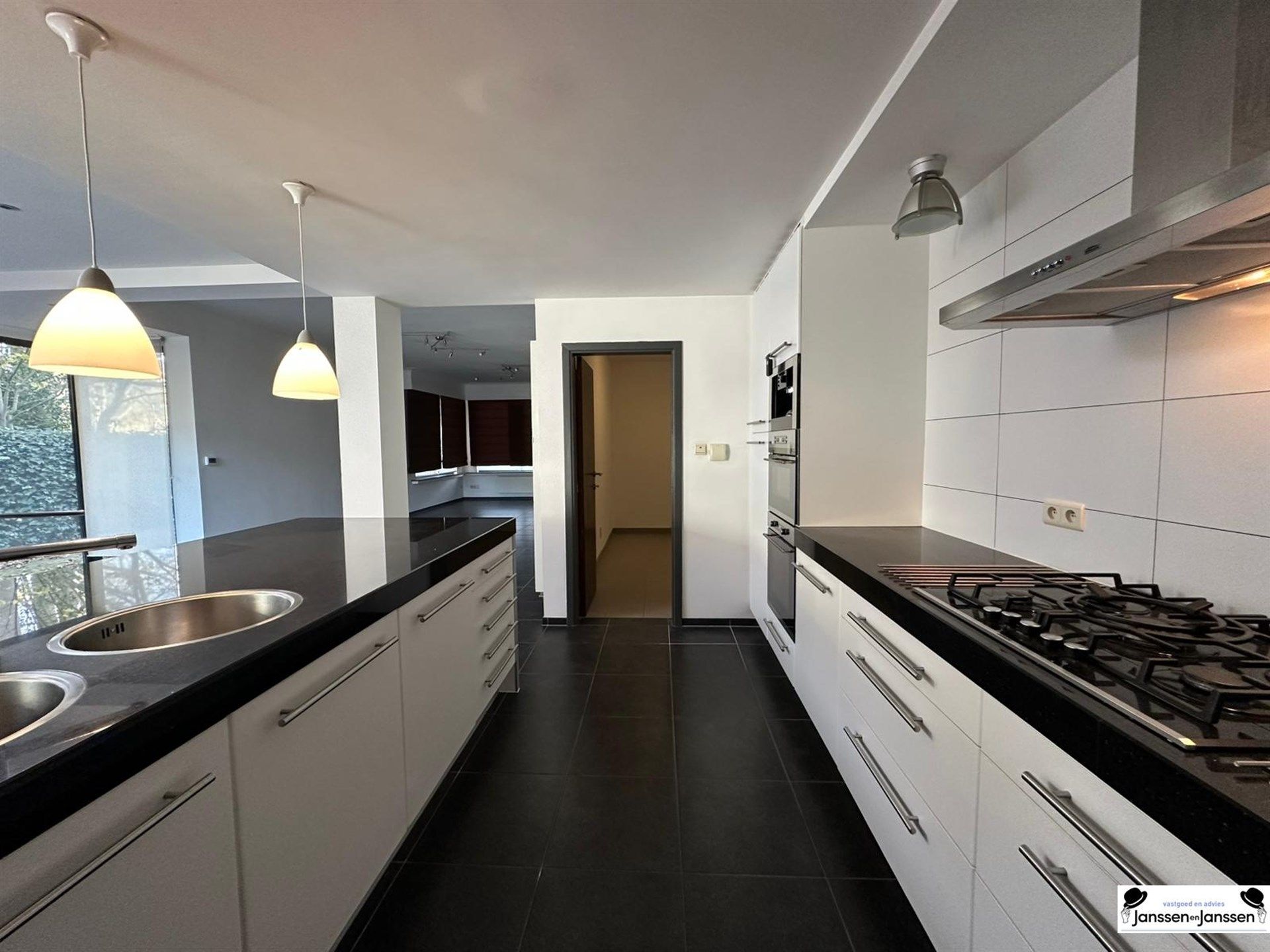 Ruime halfopen bebouwing met zonnige tuin te Gooreind te huur foto 5