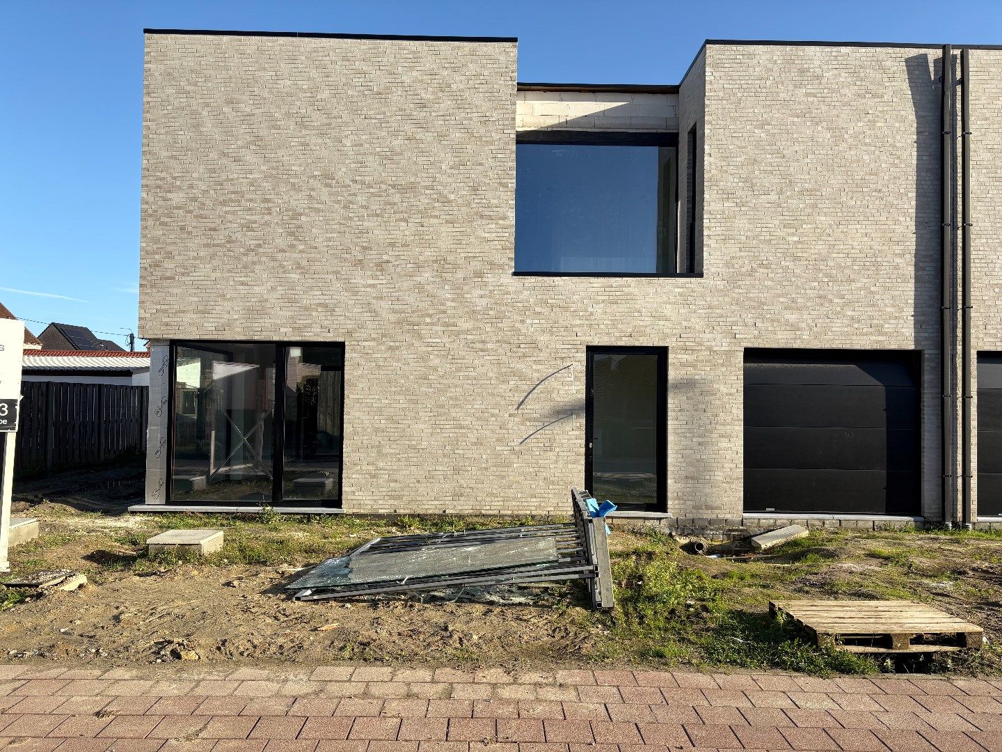 een moderne  nieuwbouw 3-gevel woning op en met grond foto 27