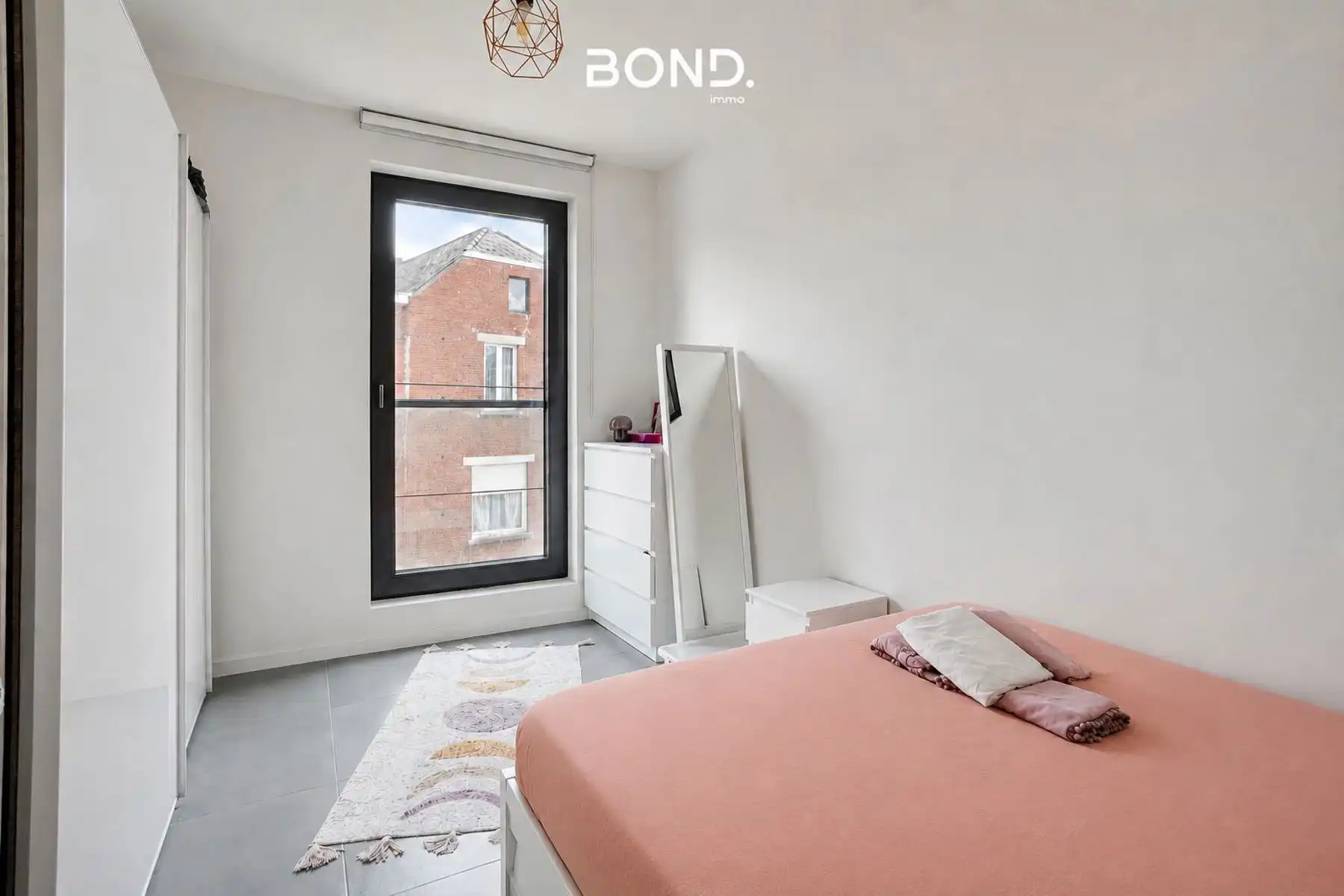 Instapklaar 2-slaapkamer appartement met terras en parking foto 18