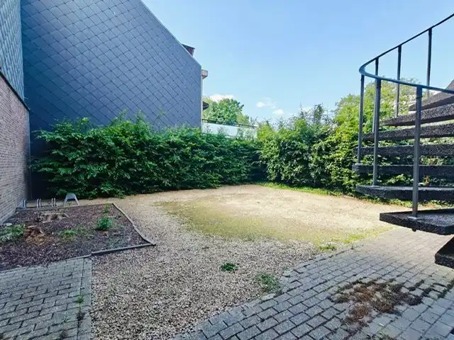 INSTAPKLAAR KANTOOR MET PARKING OP HOEKLOCATIE foto 12