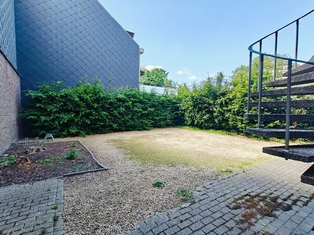 INSTAPKLAAR KANTOOR MET PARKING OP HOEKLOCATIE foto 12