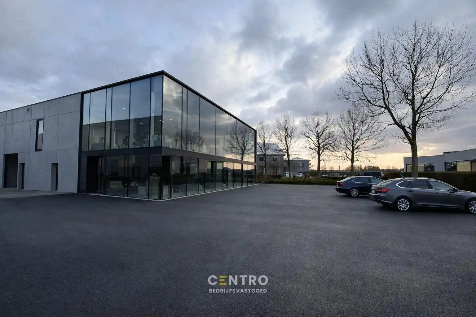 NB KANTOORRUIMTE / TOONZAAL (223m²) met verdieping (148,5m²) en private parkeerplaatsen voor de deur. Op industriezone "Herdersbrug" te 8000 Brugge. foto 2