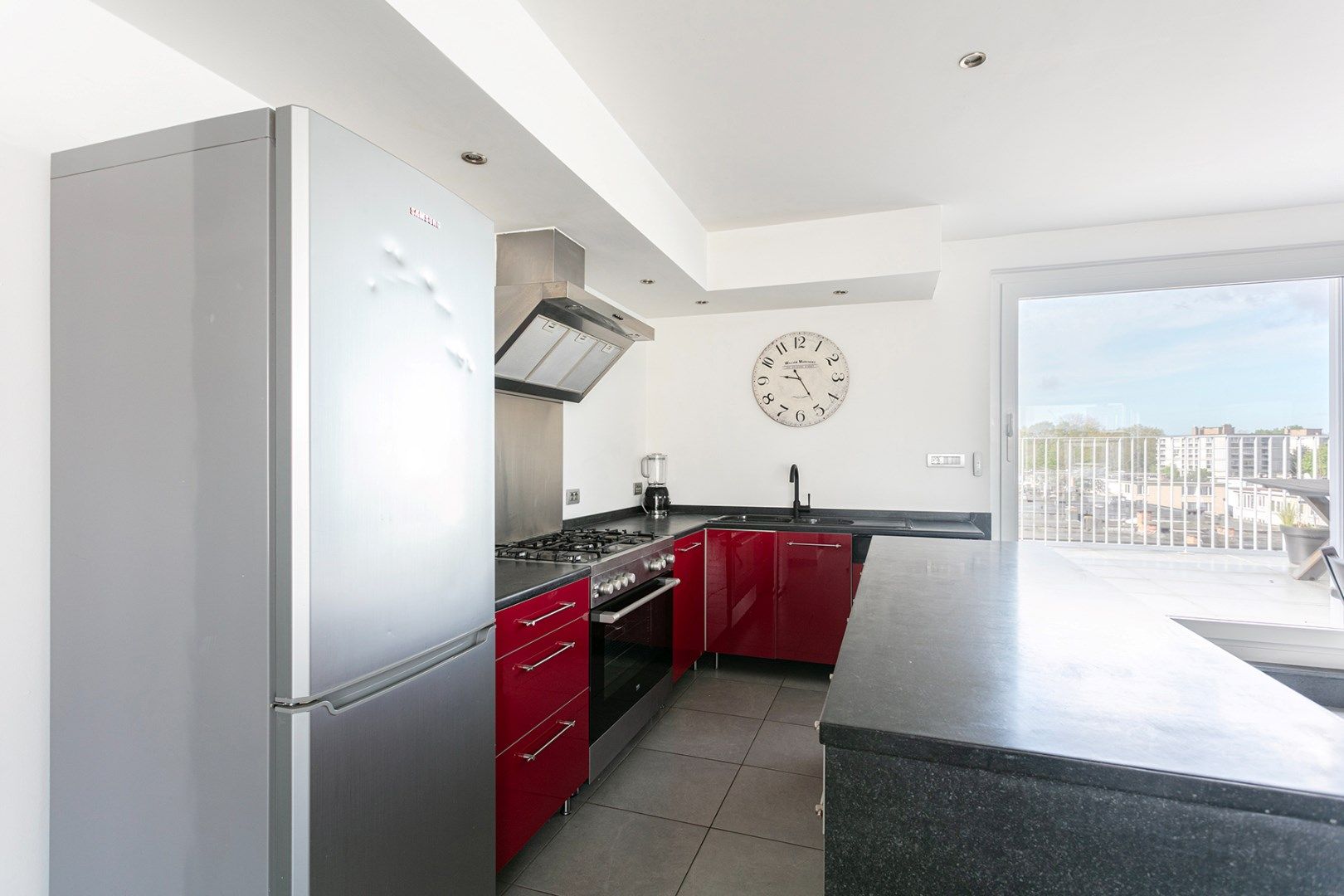 Riant dakappartement met 2 slpk, terras (50m²) & 2 autostnpl foto 4