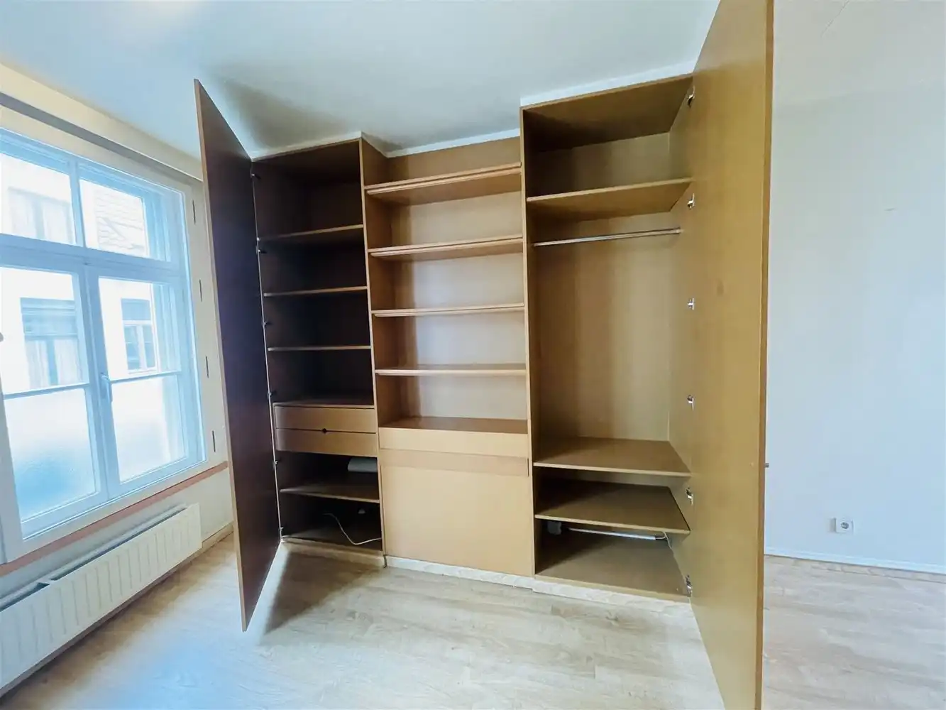 In één van de mooiste straten van Brugge centrum, vlakbij alle winkels CHARMANT ENERGIEZUINIG LICHTRIJK WOONHUIS met stadsTUINTJE, 3 SLAAPKAMERS, 2 BADKAMERS , Mogelijkheid om GARAGE bij te kopen foto 16