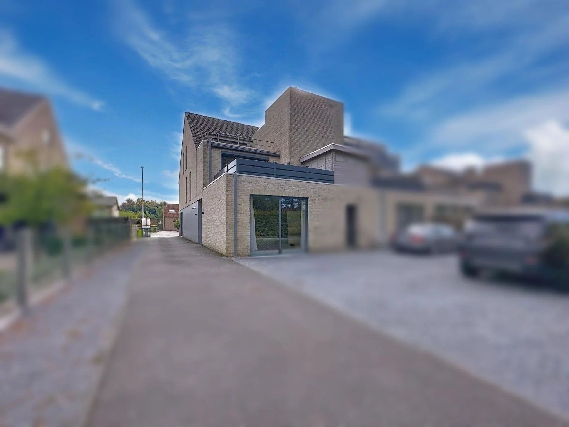 Ruim dakappartement met 2 slaapkamers, groot terras, berging en staanplaats. foto {{pictureIndex}}