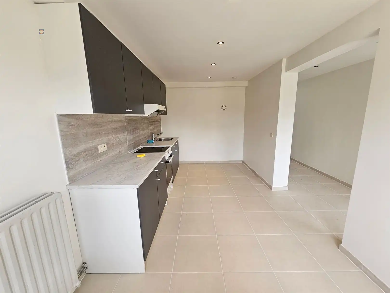 Recent gerenoveerde rijwoning met garage, tuin en 2 slaapkamers foto 7
