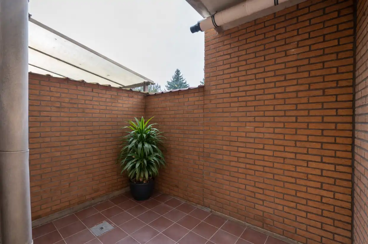 Volledig gerenoveerde bureau met koer in Sint-Pieters-Leeuw foto 3