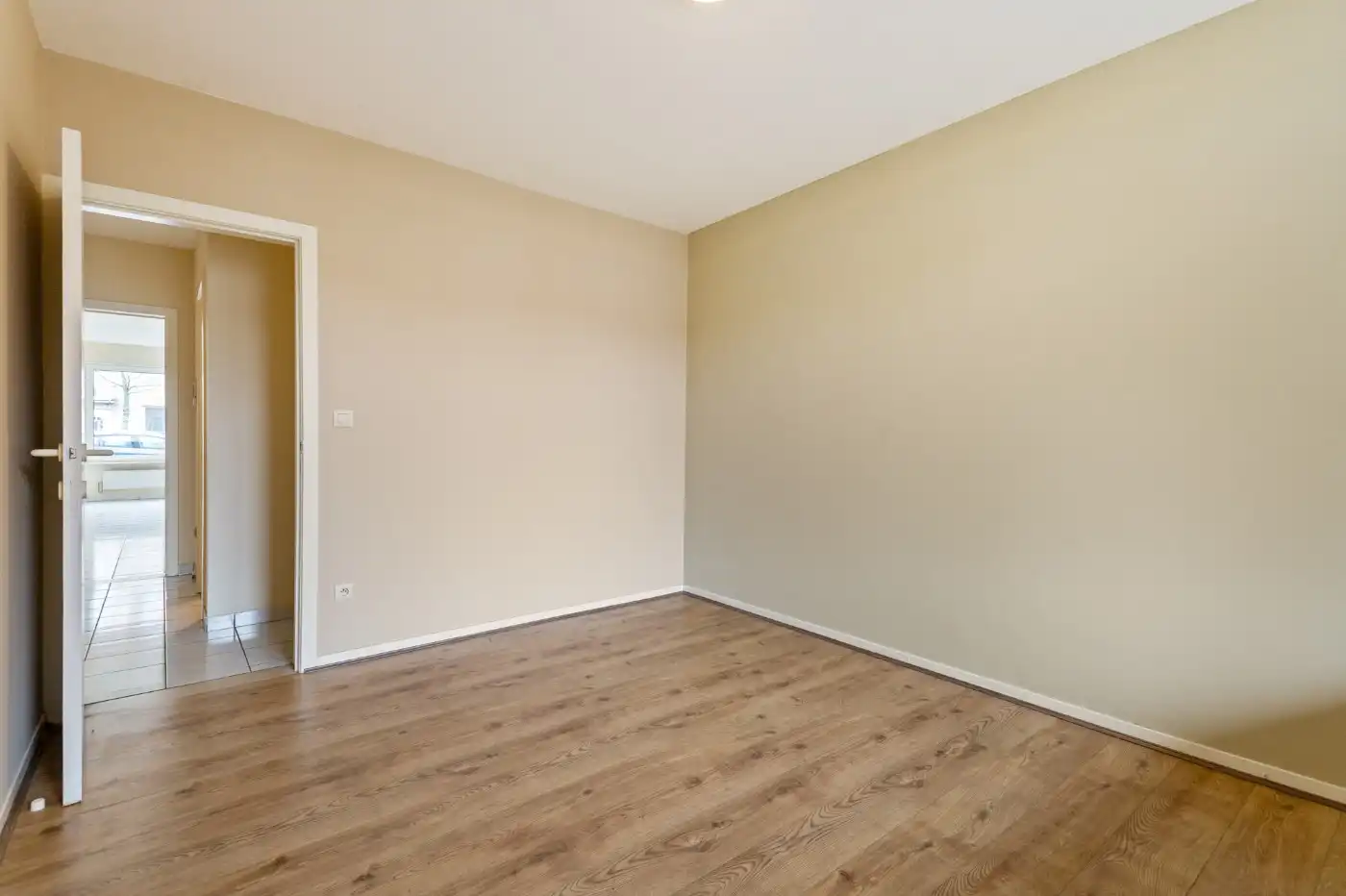 Tof, gelijkvloers, 2 slpk.-appt met privatief tuintje en ruime garagebox + staanplaats foto 12