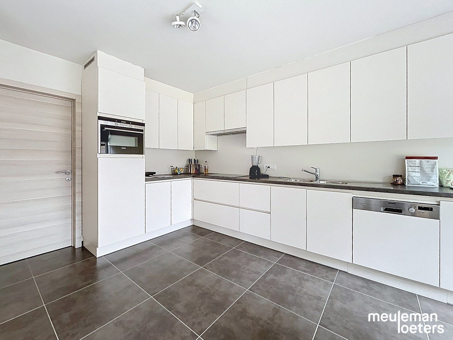Lichtrijke halfopen woning in rustige verkaveling foto 8
