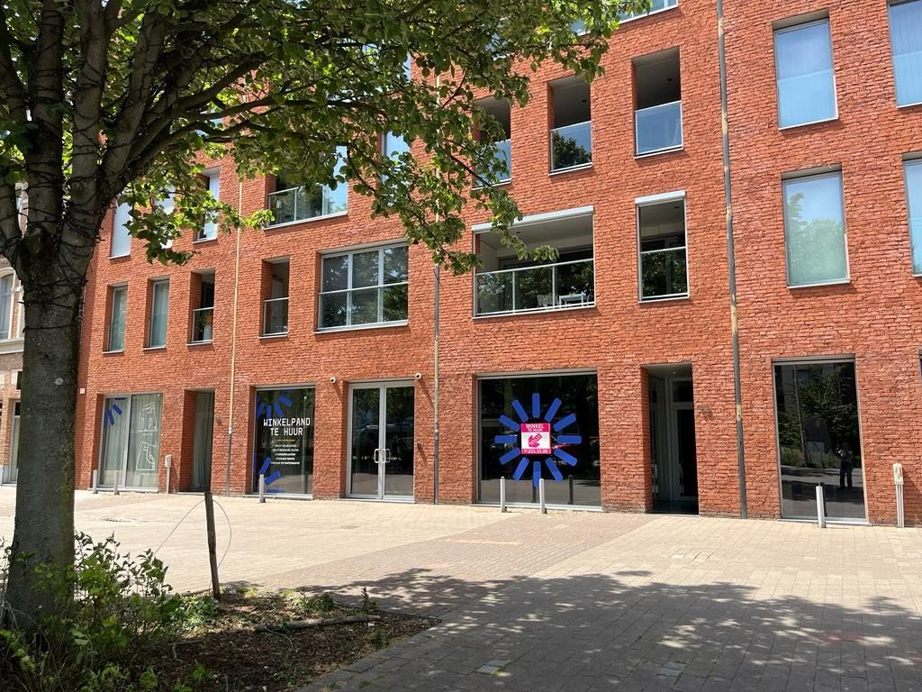 Ruim zichtbaar hoekpand in de Kloosterstraat foto {{pictureIndex}}