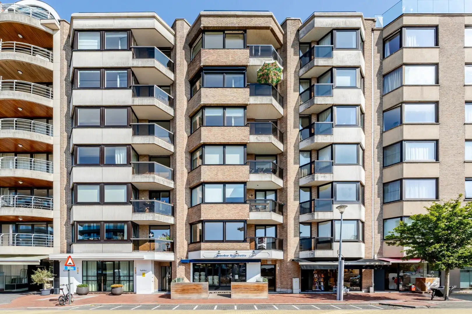 Totaal gerenoveerd appartement met open zicht en uitzonderlijke terrassen op topligging in Heist. foto 20