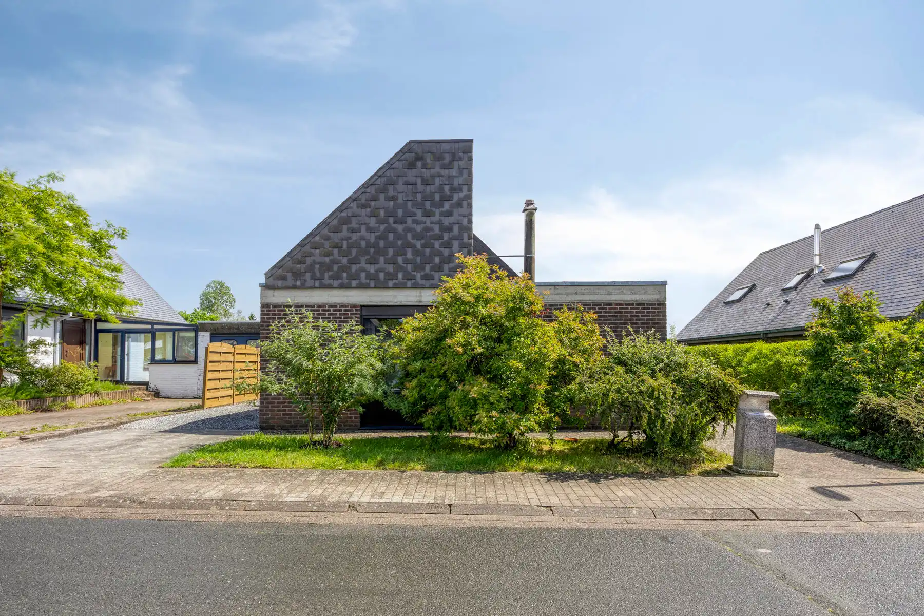 Bungalow met 4 slaapkamers, zonnepanelen, tuin en garage foto 25