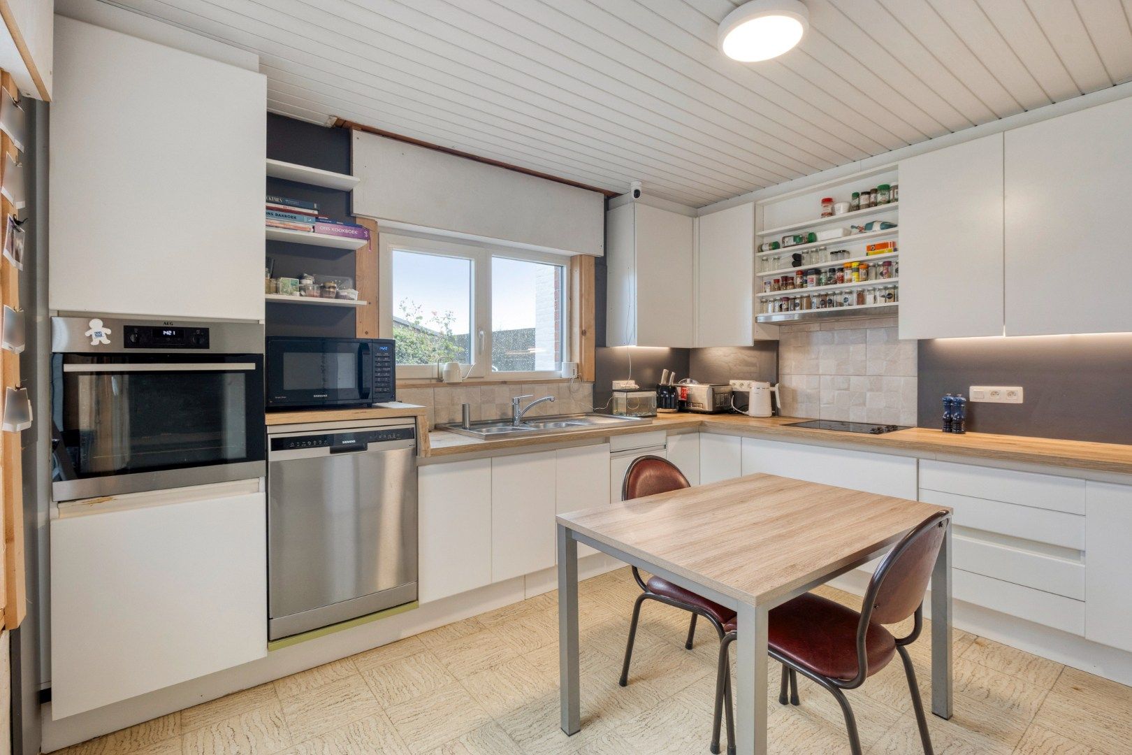 Gerenoveerde, halfopen woning op 840 m2! foto 7