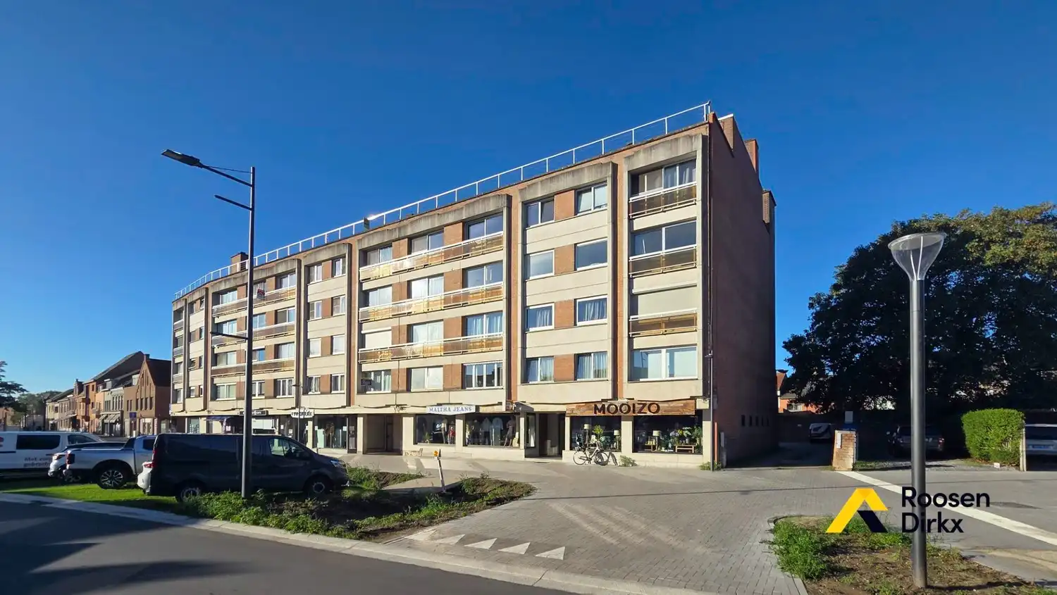Verzorgd tweeslaapkamerappartement met parkeerplaats in centrum Bree. foto {{pictureIndex}}