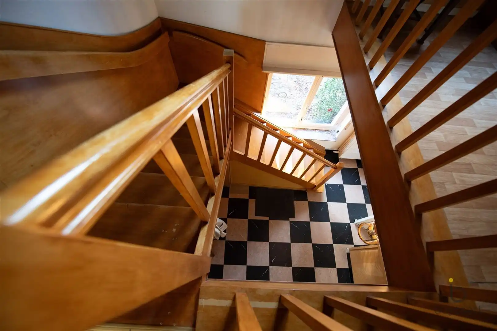 Veel renovatiepotentieel in ruime rustig gelegen familiewoning midden in het groen! foto 39