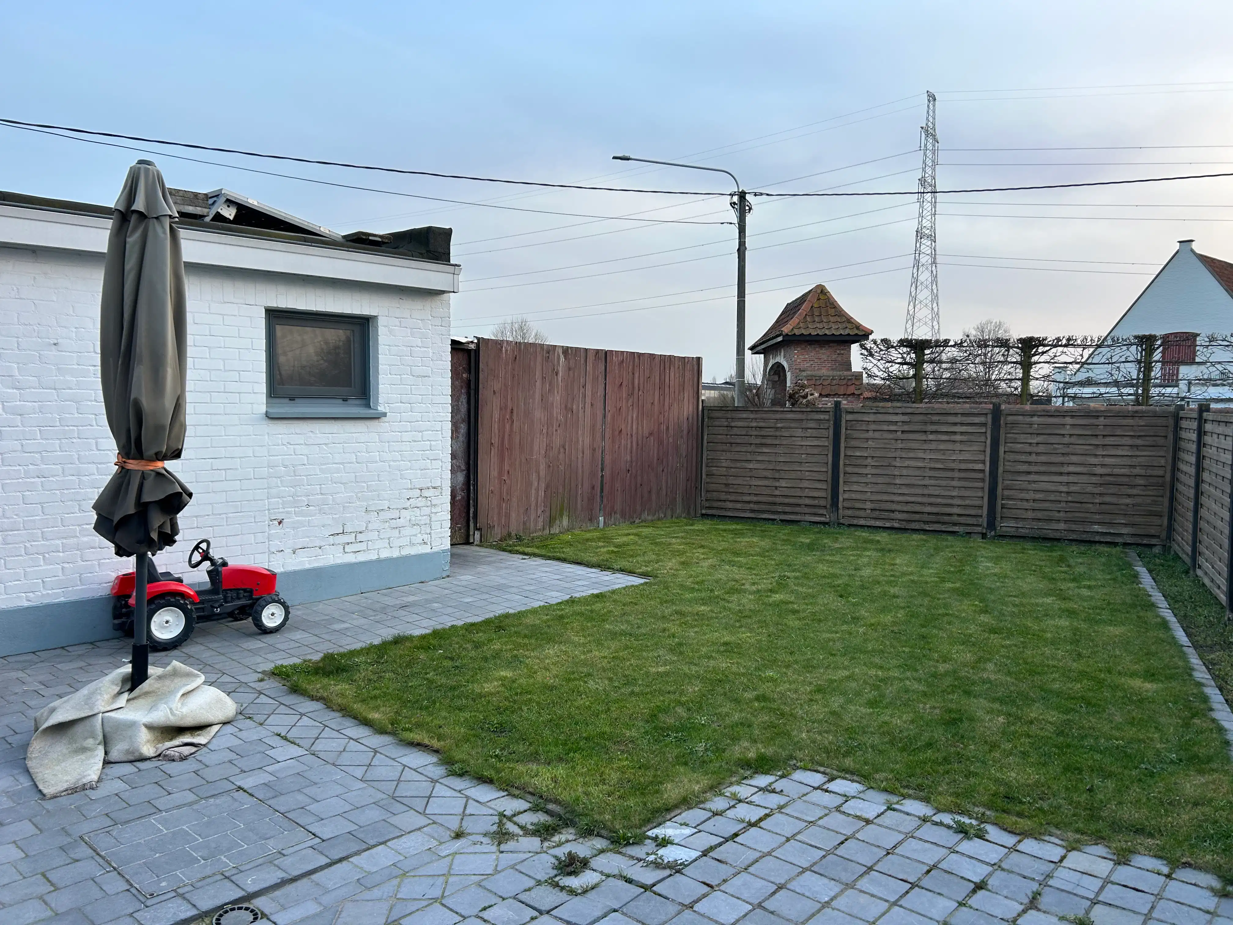 Mooi afgewerkte hoekwoning met 4 slaapkamers en uitgerust met zonnepanelen. foto 21