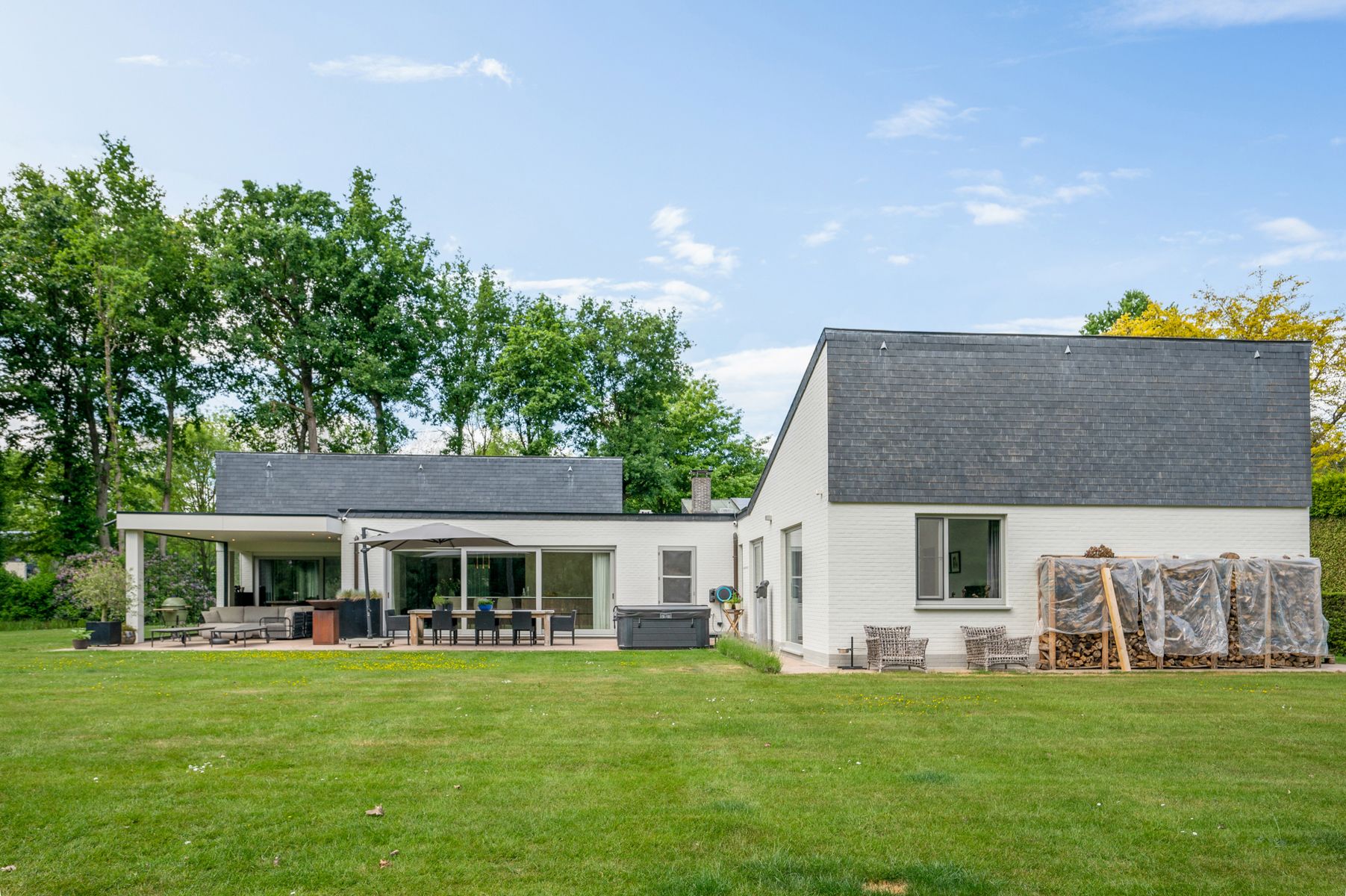 Residentiëel gelegen gelijkvloerse villa op ca. 3.008 m². foto 3