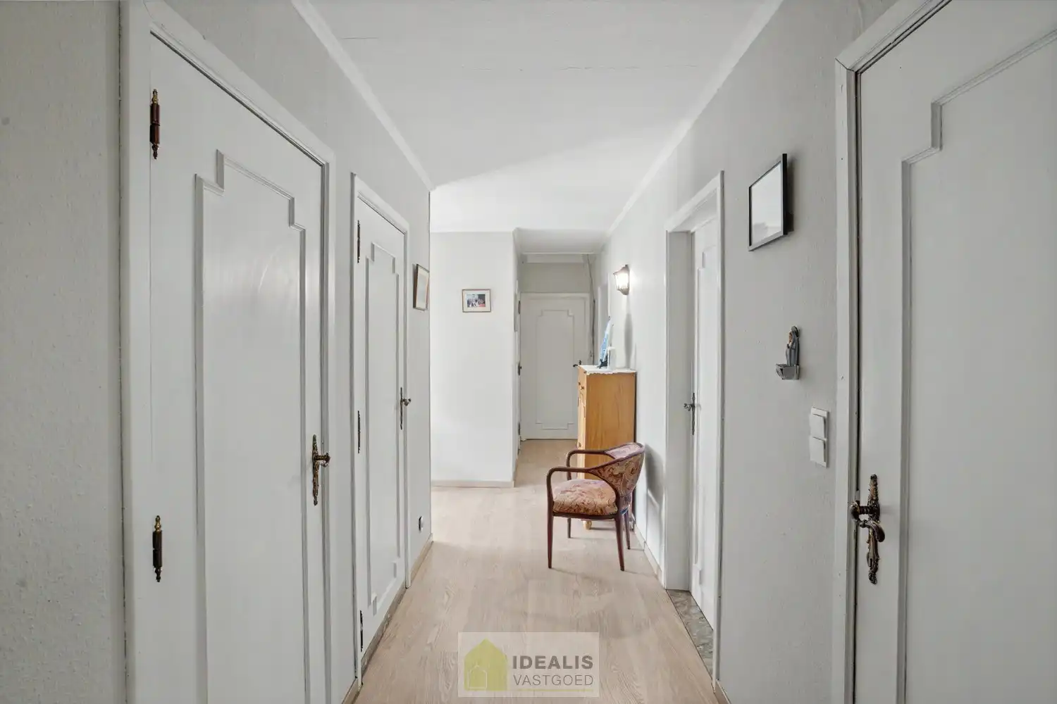 KARAKTERISTIEKE GEZINSWONING OP WANDELAFSTAND VAN HET CENTRUM VAN PEER MET WOONKAMER, GOED UITGERUSTE KEUKEN, BADKAMER, BUREAU, MOGELIJKHEID TOT MAAR LIEFST 4 SLAAPKAMERS EN EEN INPANDIGE GARAGE MET SECTIONALE POORT! - De woning omvat +-204m² bewoonbare oppervlakte en is gelegen op een perceel van +- 9a 46ca (946m²). Zeer geschikt voor kandidaten op zoek naar een centraal gelegen woning met karakter, nog volledig naar smaak op te frissen! foto 8