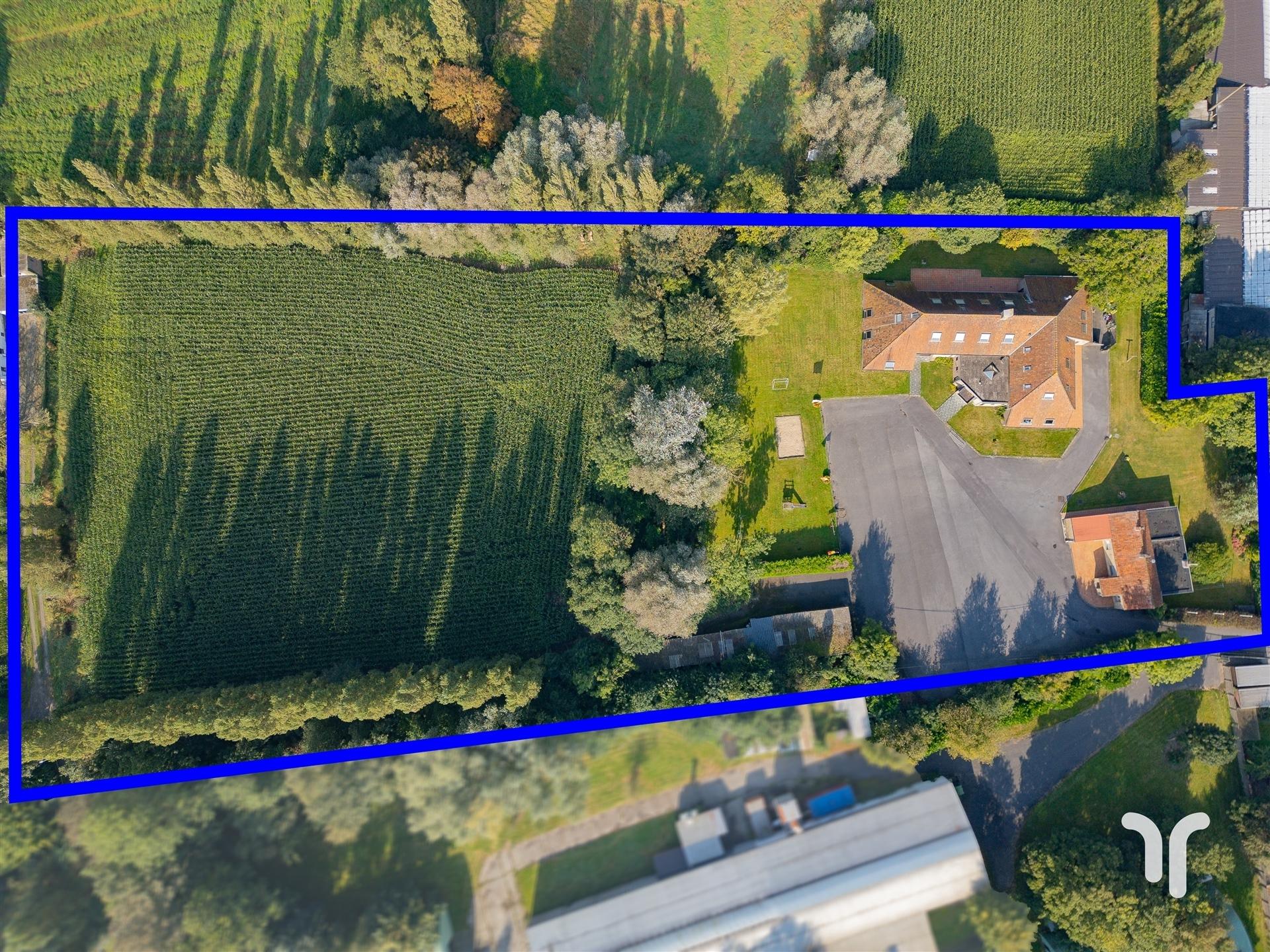 Rustig gelegen horecazaak (mogelijkheid uitbating B&B) met 2 woongelegenheden. foto {{pictureIndex}}