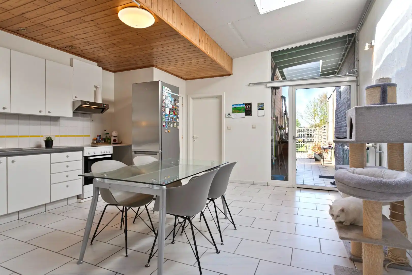 Verzorgde woning met diepe tuin, carport én uitweg! foto 9