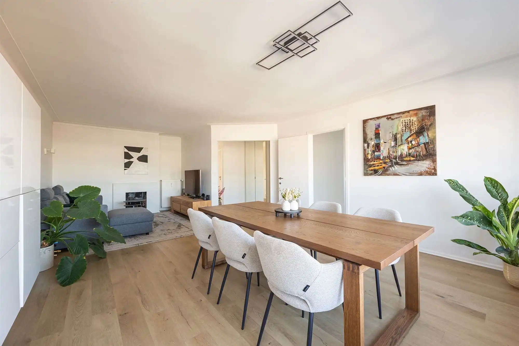 Instapklaar tweeslaapkamer appartement met terras in Deurne-Zuid foto 4