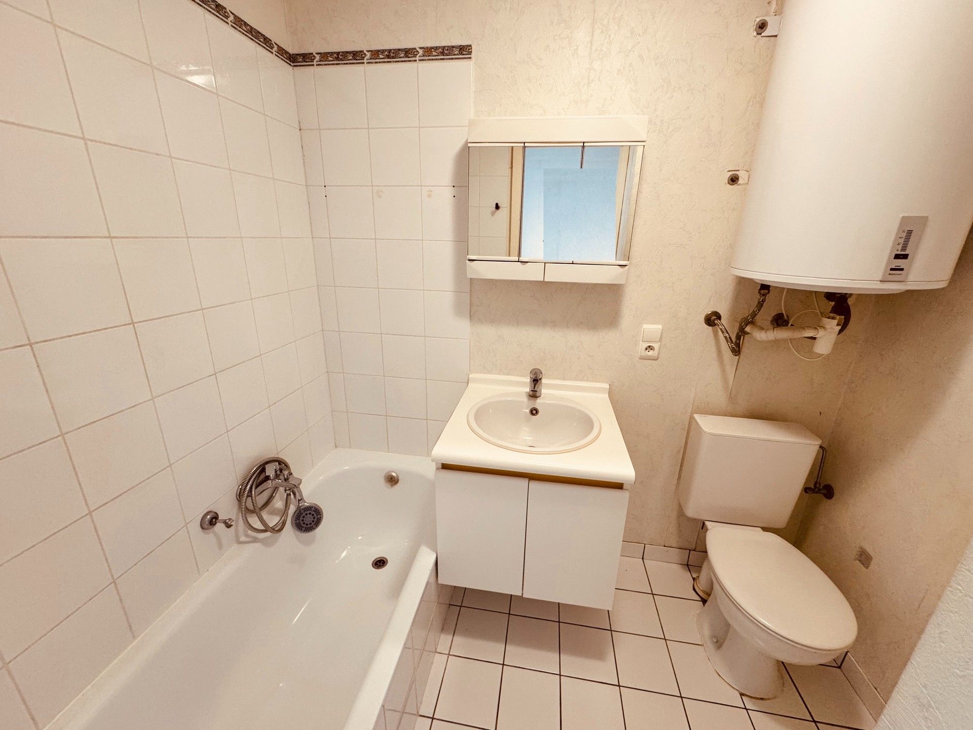 leuke studio te koop in de Blutsyde Promenade te Bredene. bestaat uit: inkom, luchtige woonkamer, terras, open ingerichte keuken, badkamer met bad en toilet. Er is een openlucht zwembad in het domein. Mogelijkheid tot aankoop van een parking . (prijs: 18.000 euro). foto 6