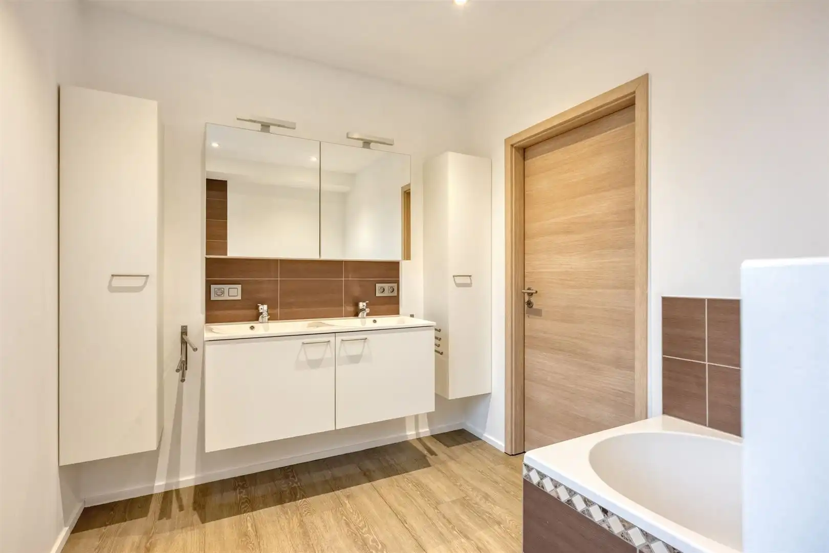 TE KOOP: Gesloten bebouwing met 3 slaapkamers te Kuringen! foto 23
