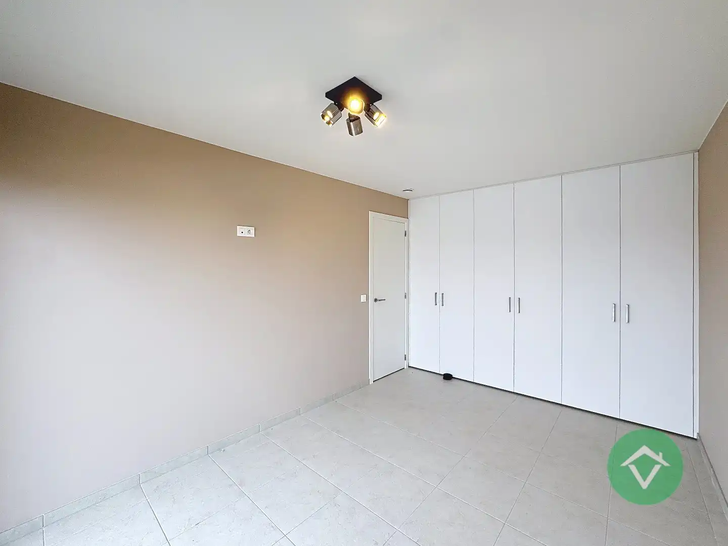 Volledig geschilderd Instapklaar appartement met garage in centrum Koekelare foto 18