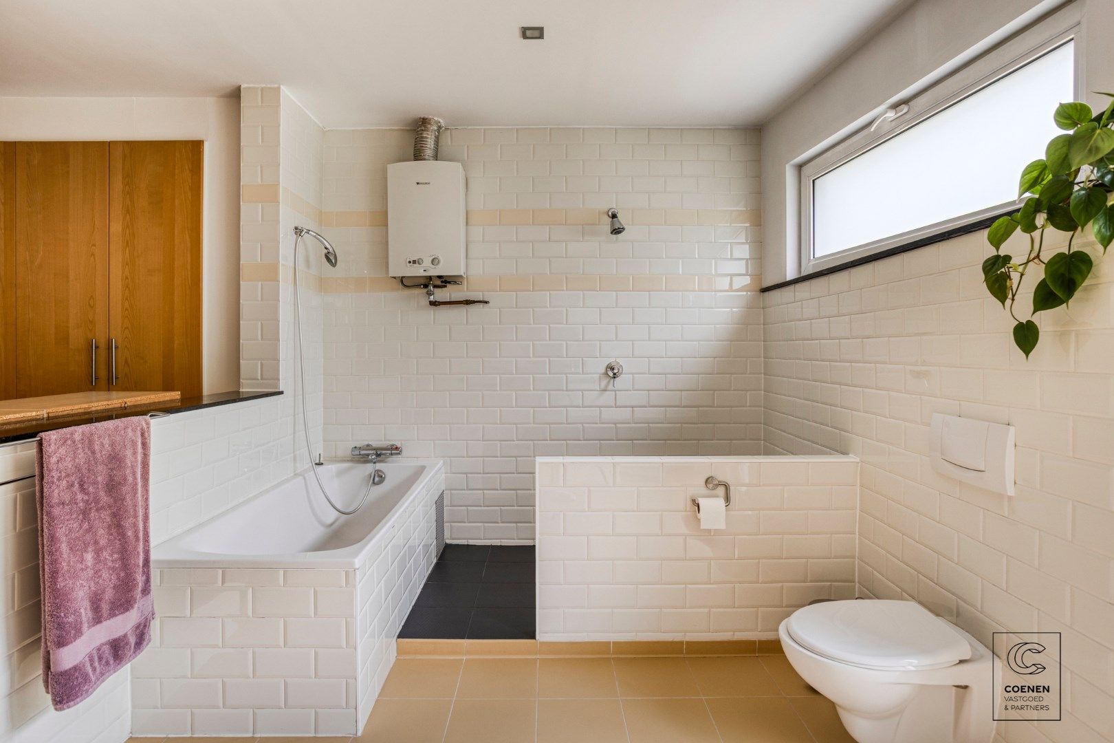 Instapklaar herenhuis van 241 m² met drie slaapkamers, gelegen in Mortsel! foto 15