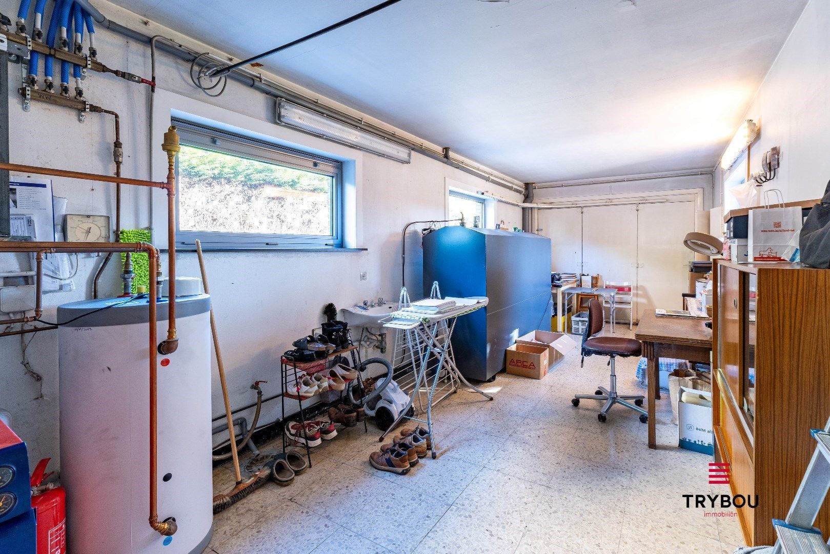 Ruime alleenstaande woning met inpandige garage, magazijn en aangelegde tuin op 1149m² foto 10