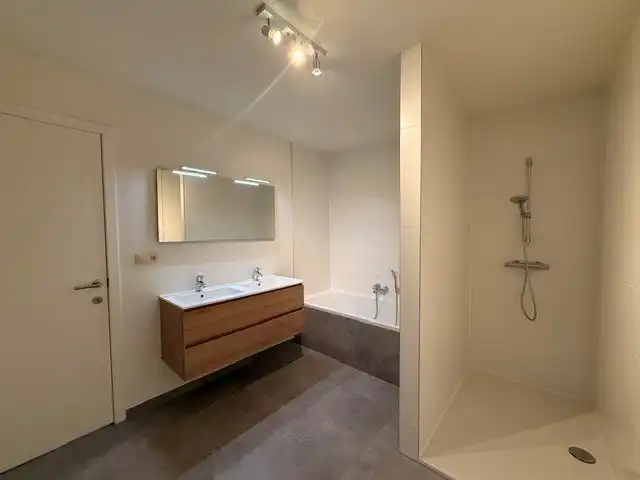 Luxe duplexappartement te huur in het hart van Maaseik, met lift, 2 slaapkamers en 2 terrassen.  foto 24