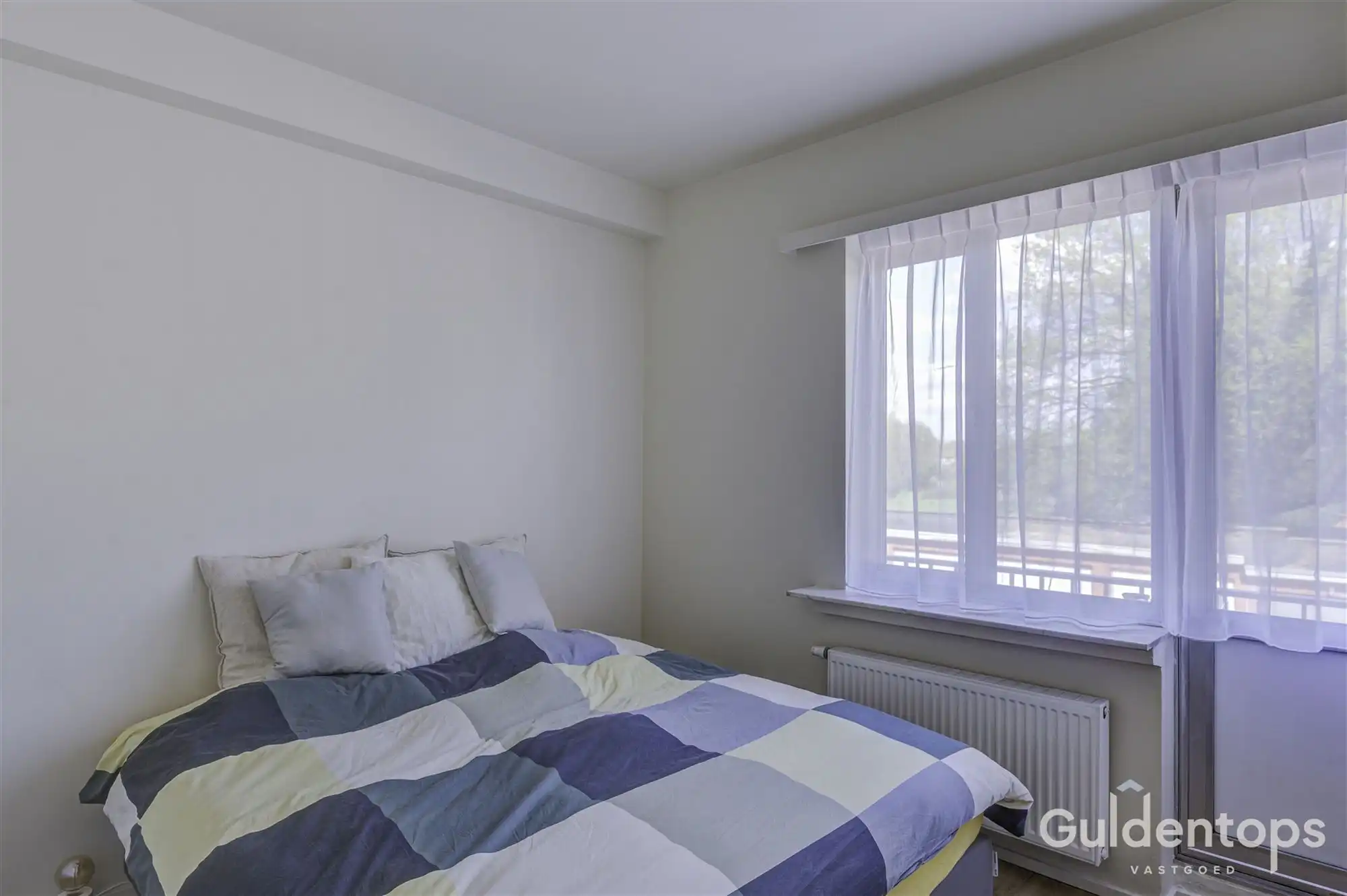 Knap vernieuwd 2 slaapkamerappartement op topligging foto 17