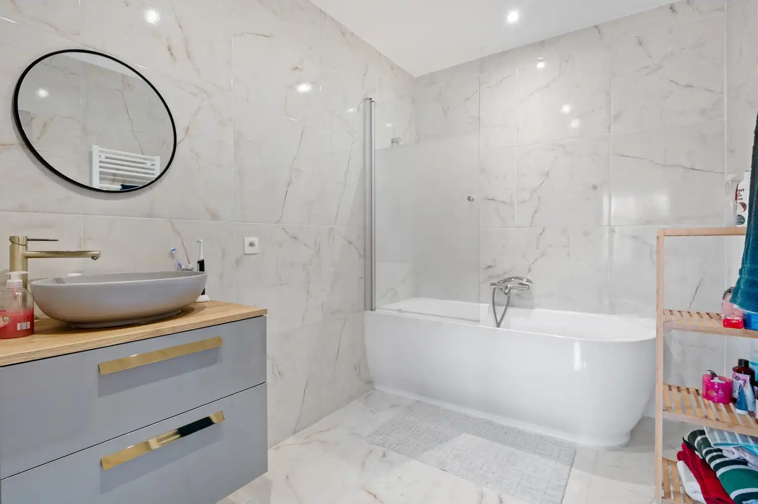 Ruime woning met studio, terras en tuin te koop in Wommelgem! foto 10