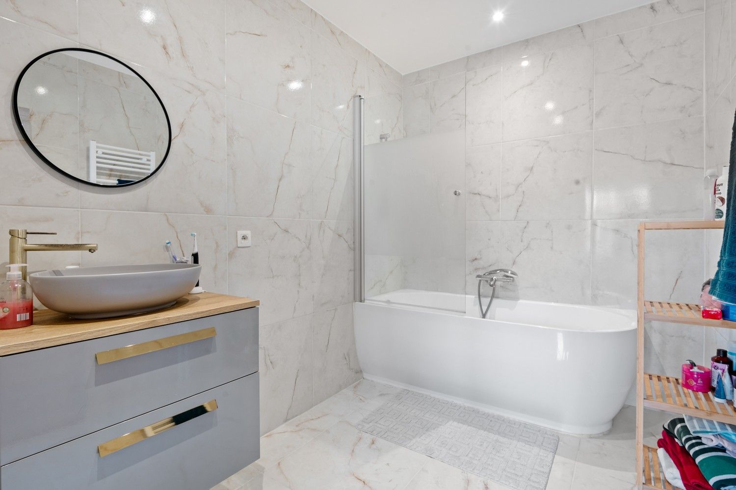 Ruime woning met studio, terras en tuin te koop in Wommelgem! foto 10