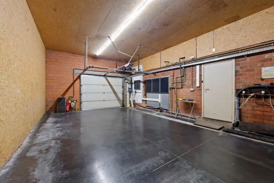 HANDELSHUIS MET PARKING OP EEN TOPLOCATIE IN LINTER foto 17