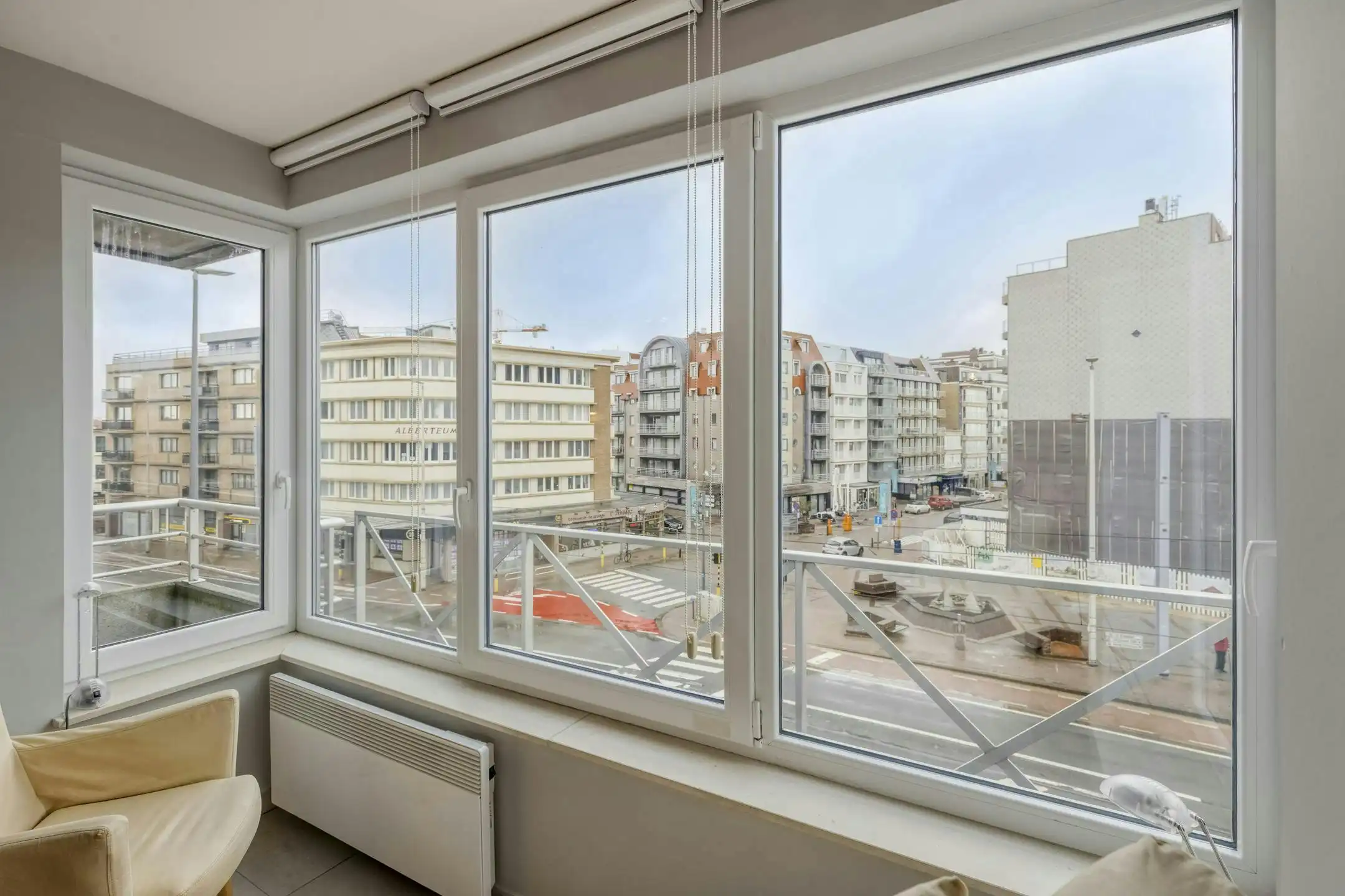 Appartement met twee slaapkamers te koop in Sint-Idesbald! foto 4