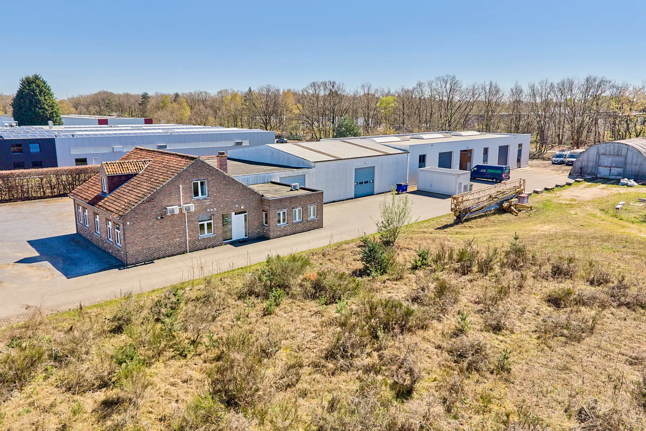 TE KOOP: BEDRIJFSGEBOUW OP PERCEEL VAN 8.000M² IN ZONHOVEN foto 2